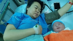 quang ninh can canh cap song sinh chao doi con nguyen trong boc oi