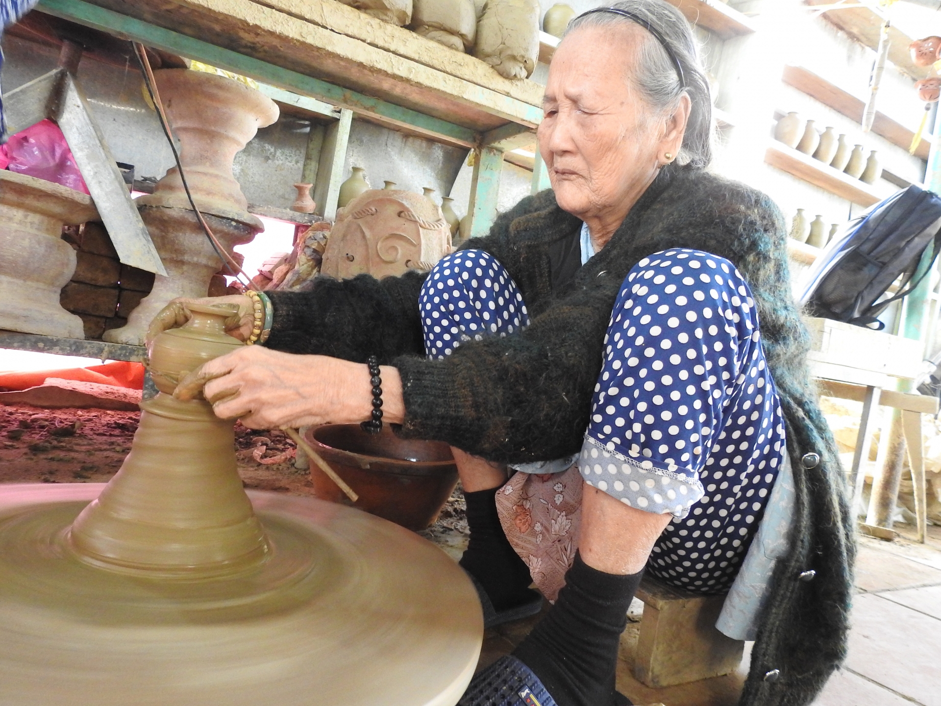 gap go nu nghe nhan 95 tuoi voi 80 nam lam gom o quang nam