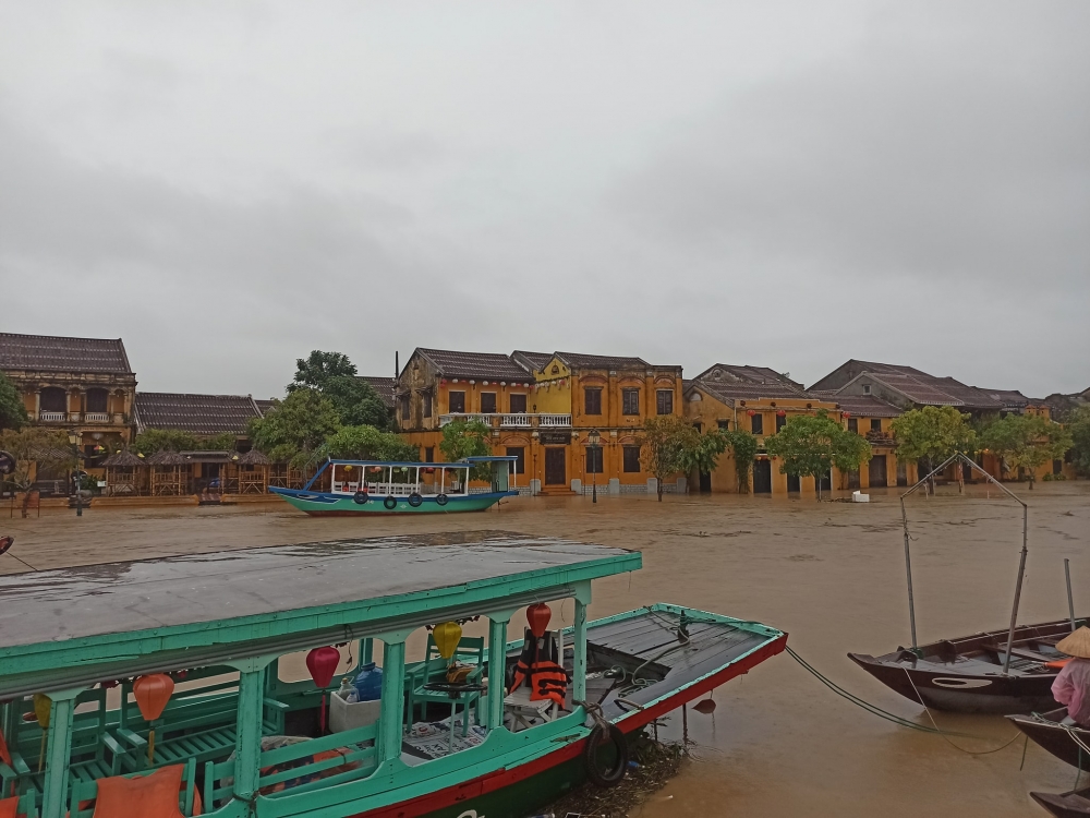 Mưa lớn liên tục, phố cổ Hội An ngập trong biển nước Mưa lớn liên tục, phố cổ Hội An ngập trong biển nước