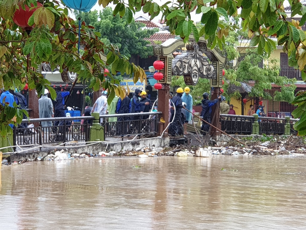Mưa lớn liên tục, phố cổ Hội An ngập trong biển nước Mưa lớn liên tục, phố cổ Hội An ngập trong biển nước