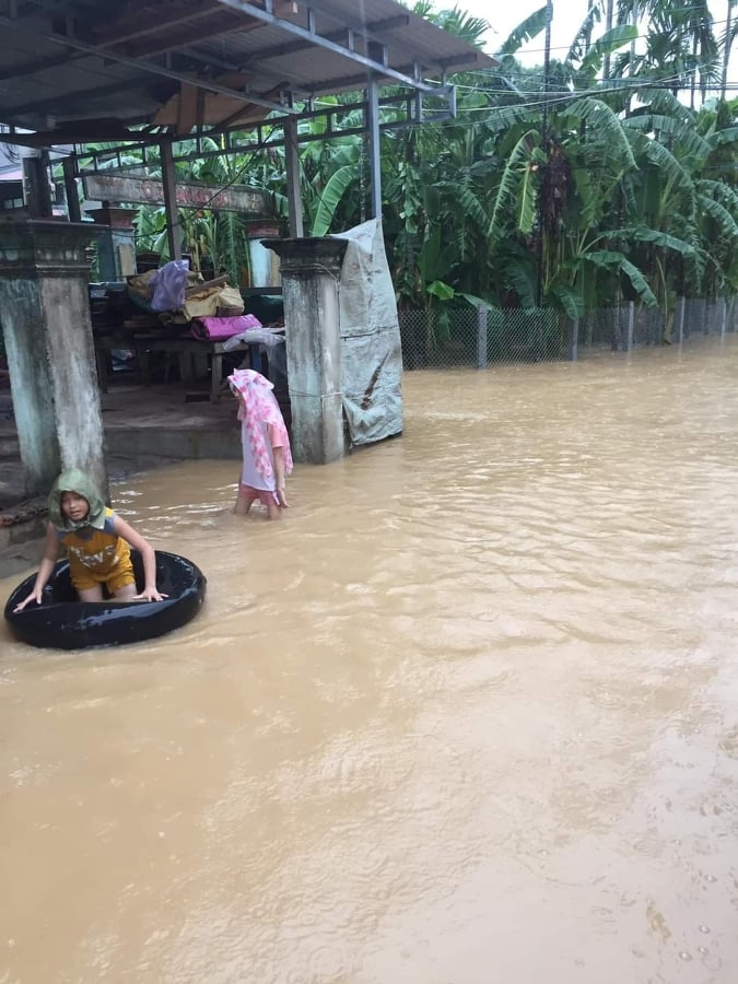 Mưa lớn liên tục, phố cổ Hội An ngập trong biển nước Mưa lớn liên tục, phố cổ Hội An ngập trong biển nước
