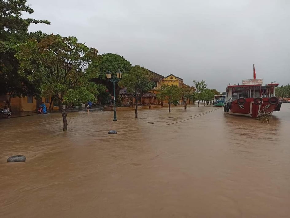 Mưa lớn liên tục, phố cổ Hội An ngập trong biển nước Mưa lớn liên tục, phố cổ Hội An ngập trong biển nước