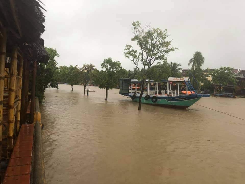 Mưa lớn liên tục, phố cổ Hội An ngập trong biển nước Mưa lớn liên tục, phố cổ Hội An ngập trong biển nước