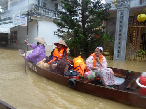 Mưa lớn liên tục, phố cổ Hội An ngập trong biển nước Mưa lớn liên tục, phố cổ Hội An ngập trong biển nước