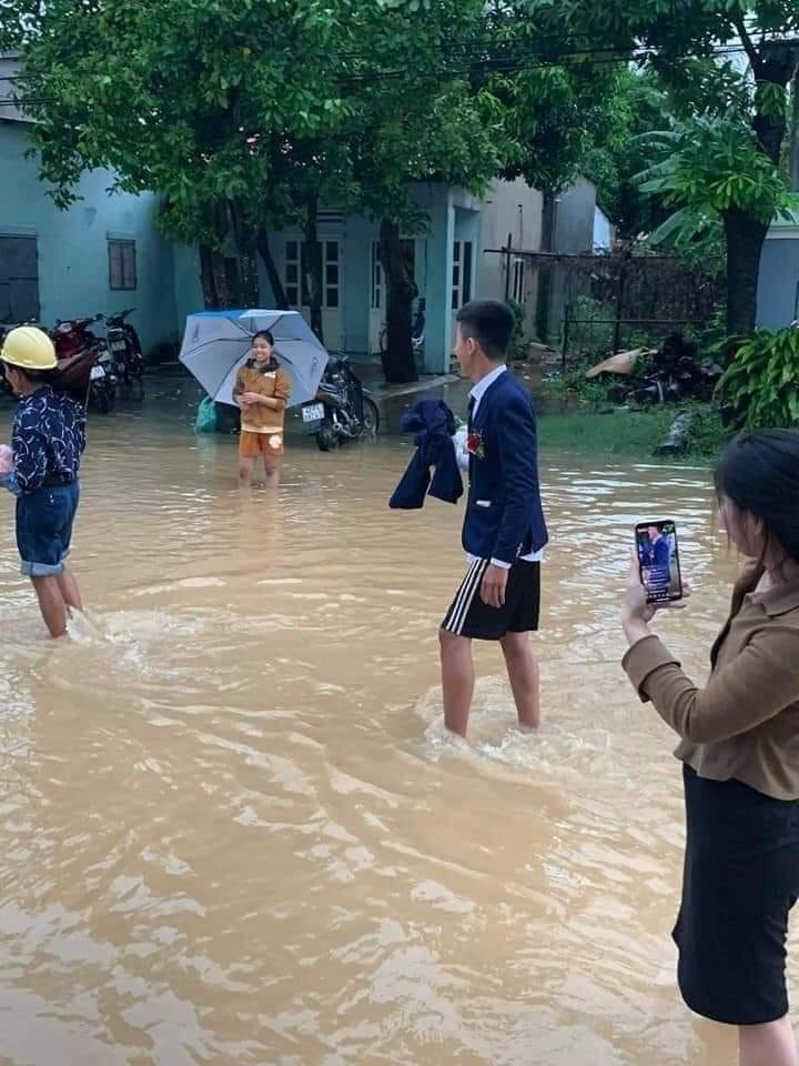Những hình ảnh đẹp trong mưa lũ ở miền Trung Những hình ảnh đẹp trong mưa lũ ở miền Trung
