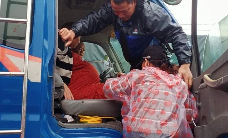Những hình ảnh đẹp trong mưa lũ ở miền Trung Những hình ảnh đẹp trong mưa lũ ở miền Trung
