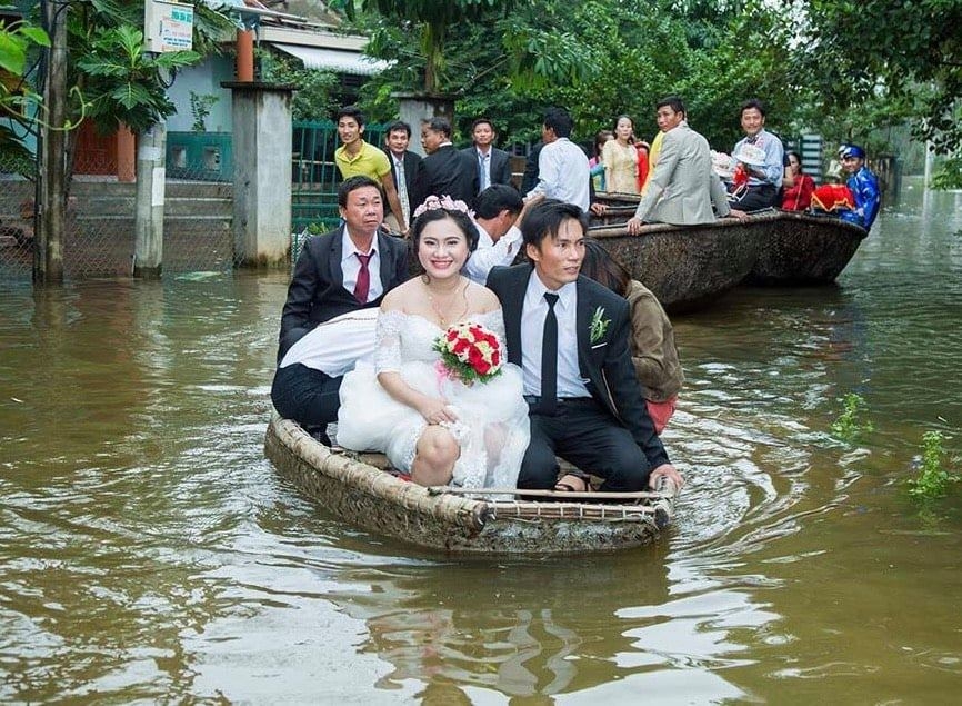 Những hình ảnh đẹp trong mưa lũ ở miền Trung Những hình ảnh đẹp trong mưa lũ ở miền Trung