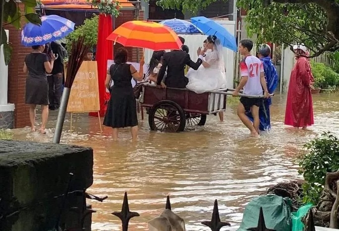 Những hình ảnh đẹp trong mưa lũ ở miền Trung Những hình ảnh đẹp trong mưa lũ ở miền Trung