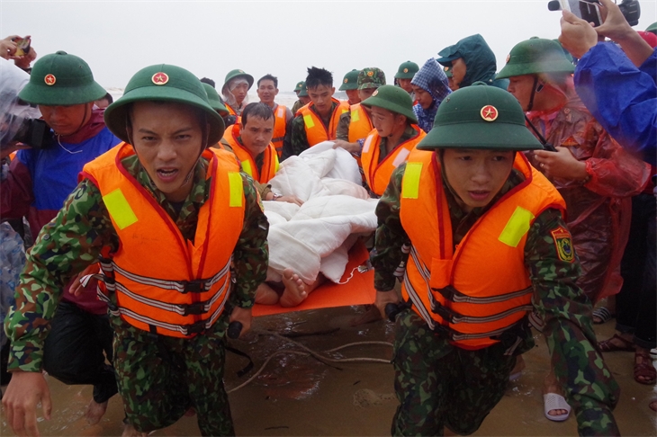 Toàn cảnh giải cứu thuyền viên trên tàu mắc cạn ở cảng Cửa Việt Toàn cảnh giải cứu thuyền viên trên tàu mắc cạn ở cảng Cửa Việt