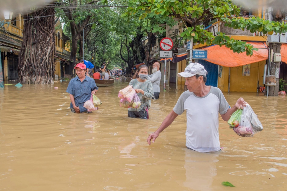 Người dân phố cổ Hội An đội mưa, lội lụt đi chợ Người dân phố cổ Hội An đội mưa, lội lụt đi chợ