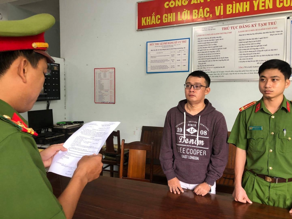 Đà Nẵng: Bắt tạm giam thanh niên lừa bán căn hộ chung cư của công nhân chiếm đoạt 1,2 tỷ đồng Đà Nẵng: Bắt tạm giam thanh niên lừa bán căn hộ chung cư của công nhân chiếm đoạt 1,2 tỷ đồng