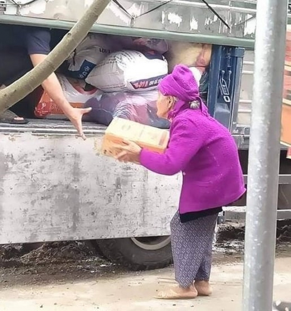 Những ngày mưa lũ ở miền Trung mới thấy hết ý nghĩa cụm từ Những ngày mưa lũ ở miền Trung mới thấy hết ý nghĩa cụm từ