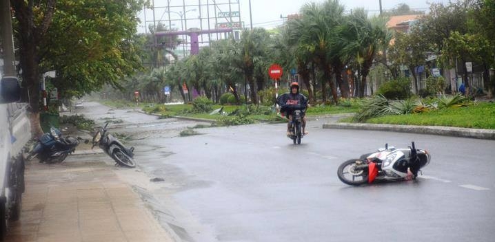 Bão số 9 áp sát Quảng Nam - Quảng Ngãi, bắt đầu gây nhiều thiệt hại