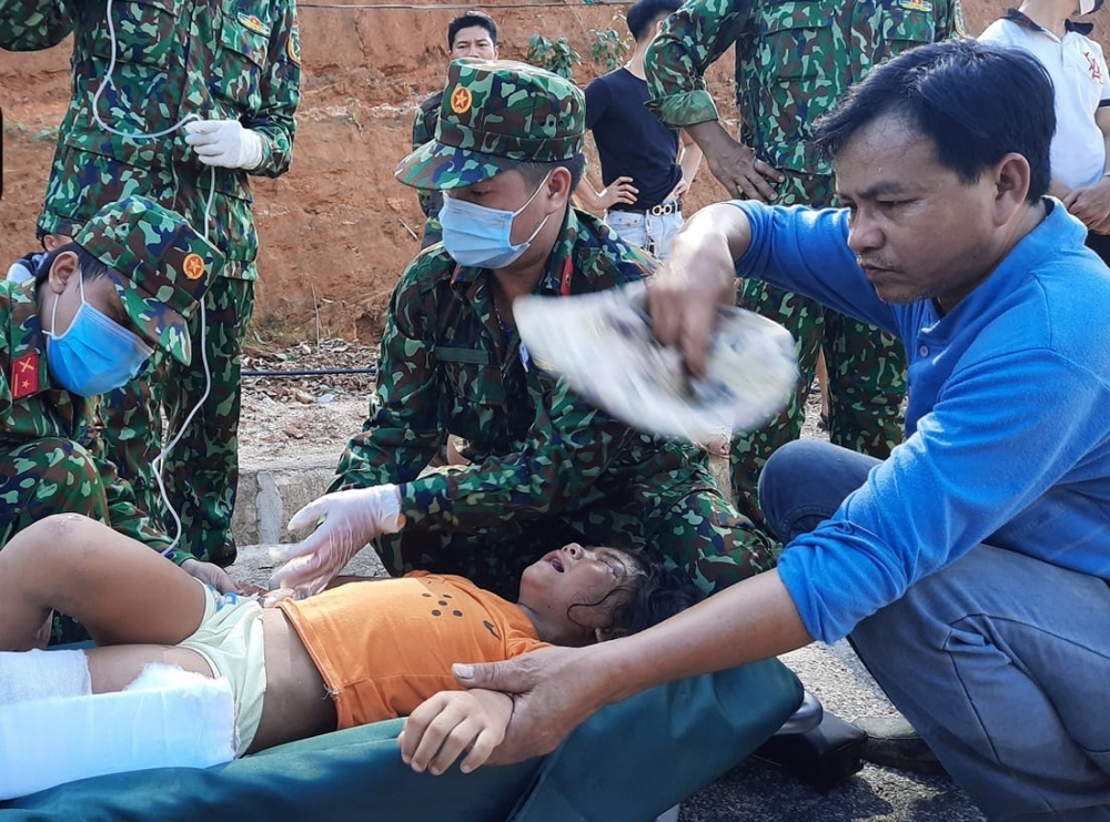 Vụ sạt lở đất ở Trà Leng: Cứu sống được 33 người, nhiều người vẫn mất tích Vụ sạt lở đất ở Trà Leng: Cứu sống được 33 người, nhiều người vẫn mất tích