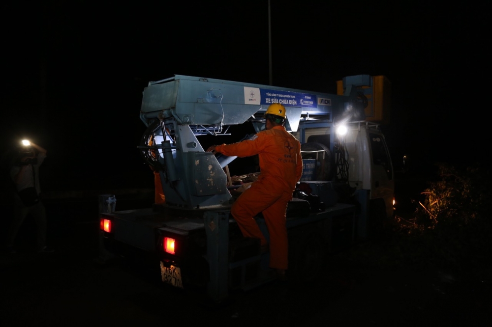 Xuyên đêm khắc phục lưới điện cho người dân vùng bão lụt Xuyên đêm khắc phục lưới điện cho người dân vùng bão lụt