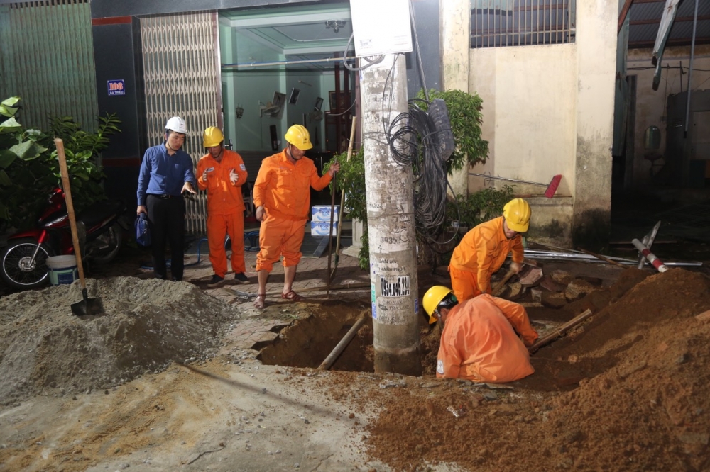 Xuyên đêm khắc phục lưới điện cho người dân vùng bão lụt Xuyên đêm khắc phục lưới điện cho người dân vùng bão lụt