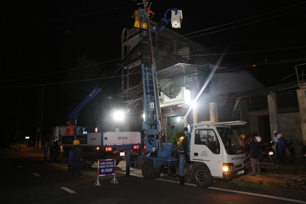 Xuyên đêm khắc phục lưới điện cho người dân vùng bão lụt Xuyên đêm khắc phục lưới điện cho người dân vùng bão lụt