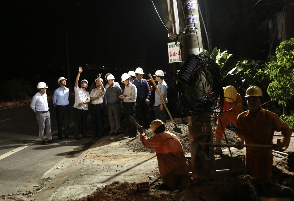 Xuyên đêm khắc phục lưới điện cho người dân vùng bão lụt Xuyên đêm khắc phục lưới điện cho người dân vùng bão lụt