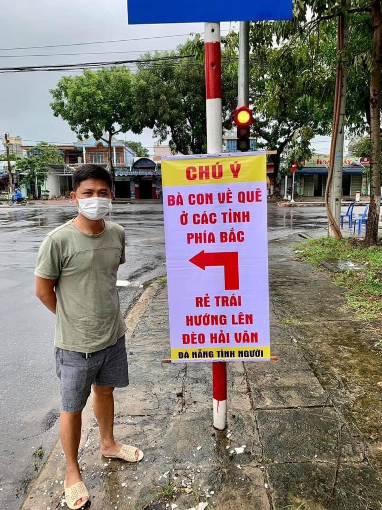 Người Đà Nẵng treo biển chỉ đường hướng dẫn người về quê không đi lạc đường