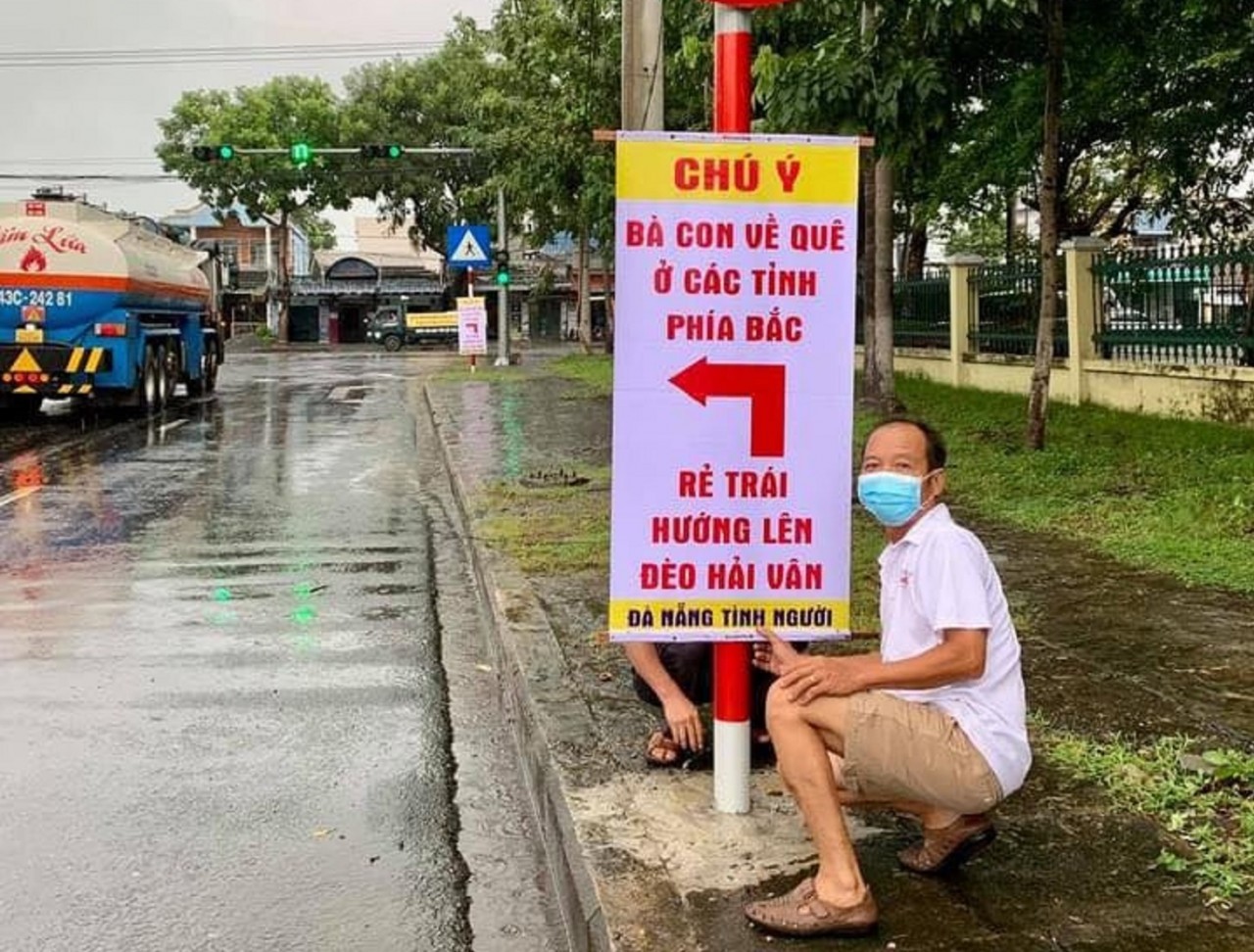 Người Đà Nẵng treo biển chỉ đường hướng dẫn người về quê không đi lạc đường