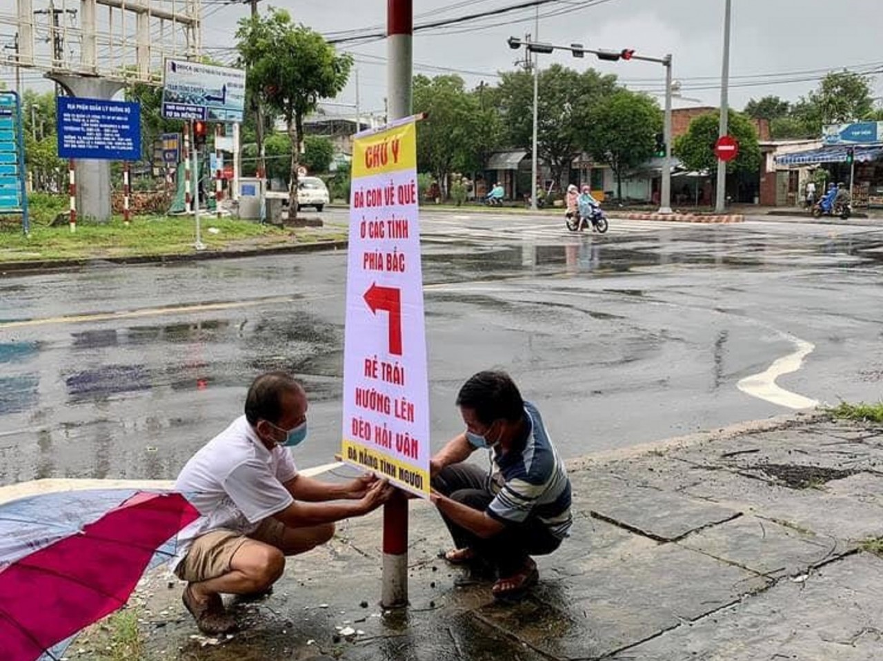 Người Đà Nẵng treo biển chỉ đường hướng dẫn người về quê không đi lạc đường