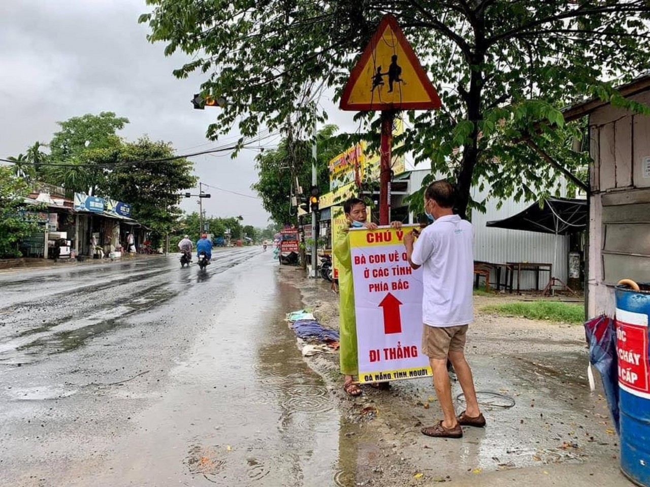Người Đà Nẵng treo biển chỉ đường hướng dẫn người về quê không đi lạc đường