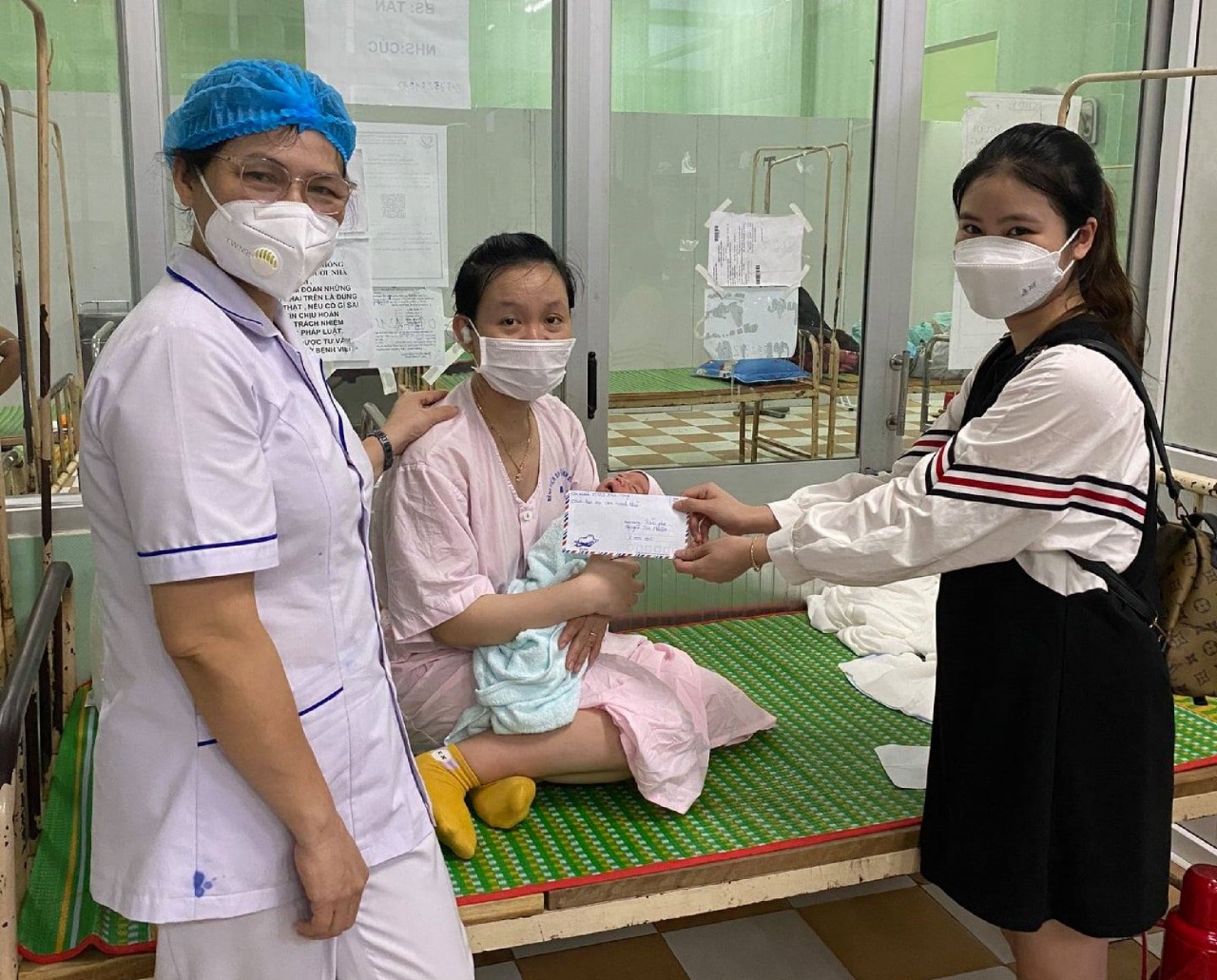 Trong 2 ngày, một đoàn tiếp viên đường sắt hỗ trợ 2 sản phụ sinh con trên tàu