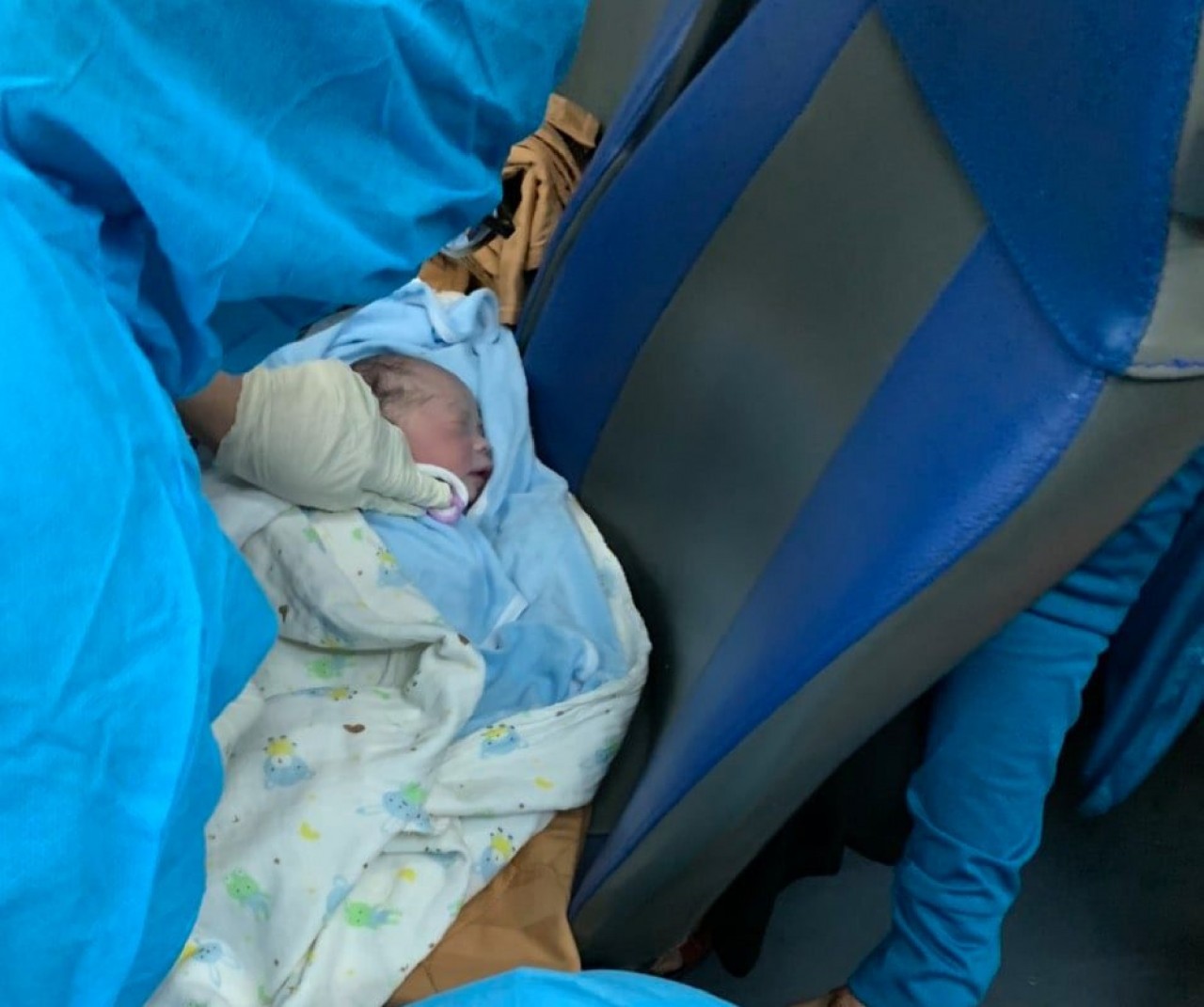 Trong 2 ngày, một đoàn tiếp viên đường sắt hỗ trợ 2 sản phụ sinh con trên tàu