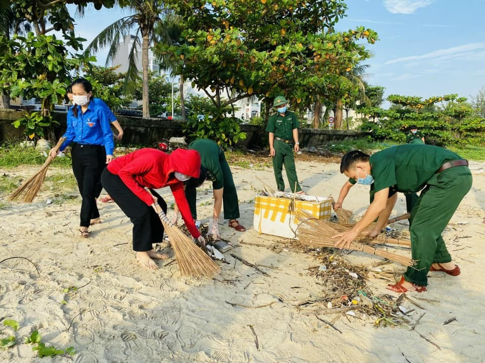 Đà Nẵng: Quân dân chung tay làm sạch môi trường biển Đà Nẵng: Quân dân chung tay làm sạch môi trường biển