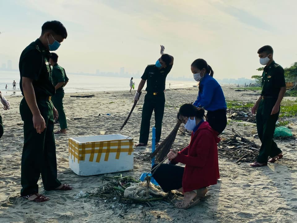 Đà Nẵng: Quân dân chung tay làm sạch môi trường biển Đà Nẵng: Quân dân chung tay làm sạch môi trường biển