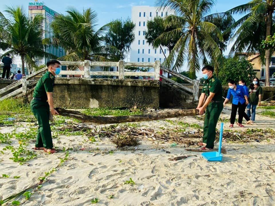 Đà Nẵng: Quân dân chung tay làm sạch môi trường biển Đà Nẵng: Quân dân chung tay làm sạch môi trường biển