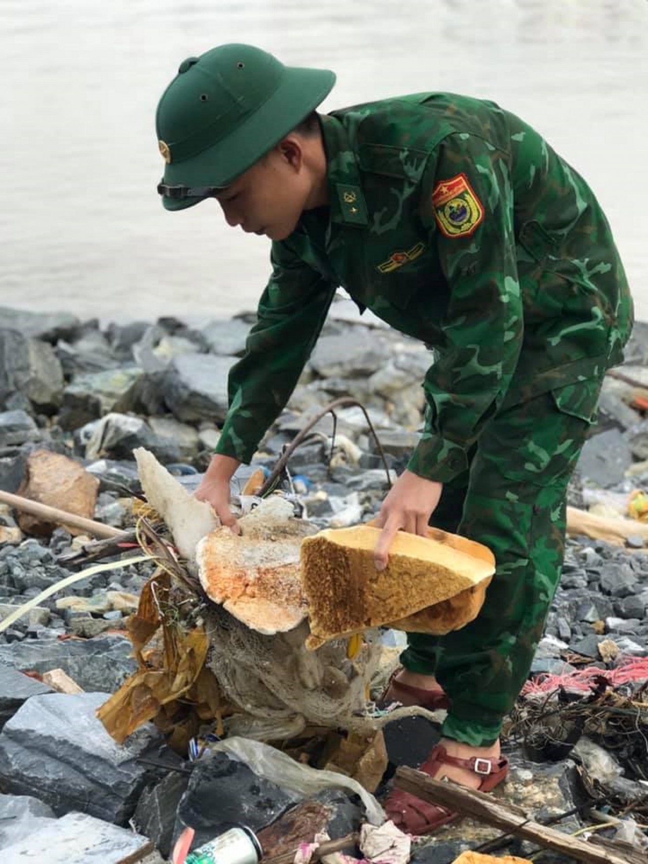Đà Nẵng: Quân dân chung tay làm sạch môi trường biển Đà Nẵng: Quân dân chung tay làm sạch môi trường biển