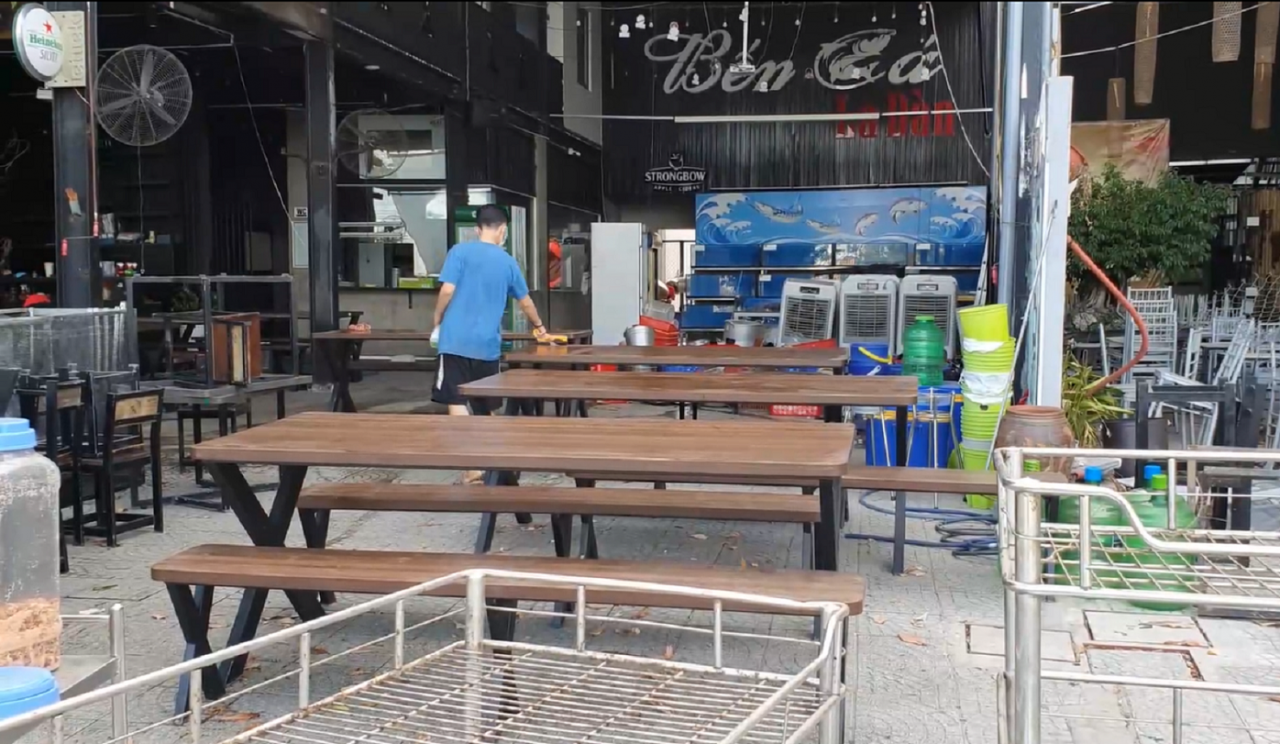 Đà Nẵng: Ăn uống tại chỗ được phép, chủ quán tất bật chuẩn bị Đà Nẵng: Ăn uống tại chỗ được phép, chủ quán tất bật chuẩn bị
