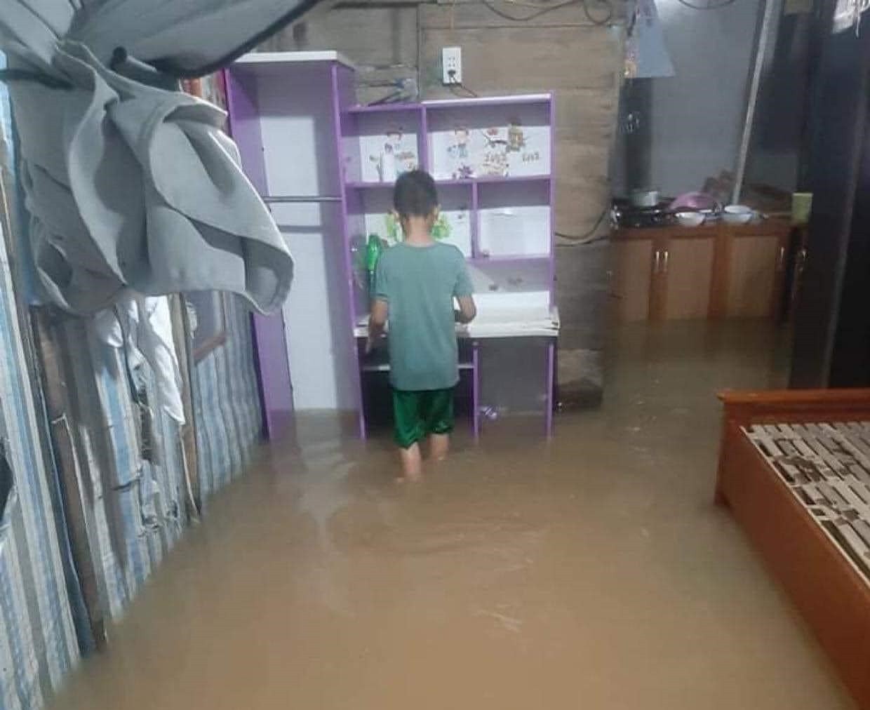 Chùm ảnh ngập lụt ở miền Trung sau mưa bão