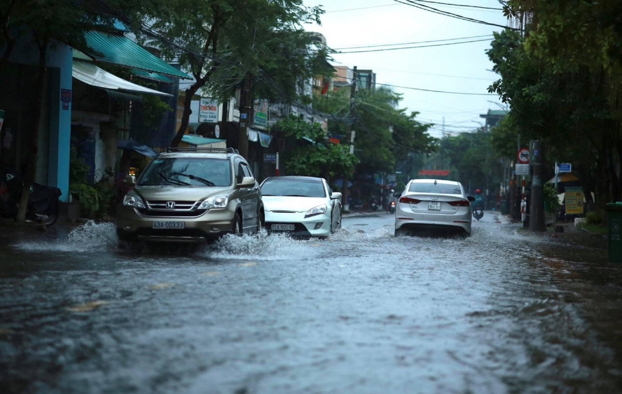 Mưa lớn, nhiều tỉnh thành miền Trung lại chìm trong biển nước