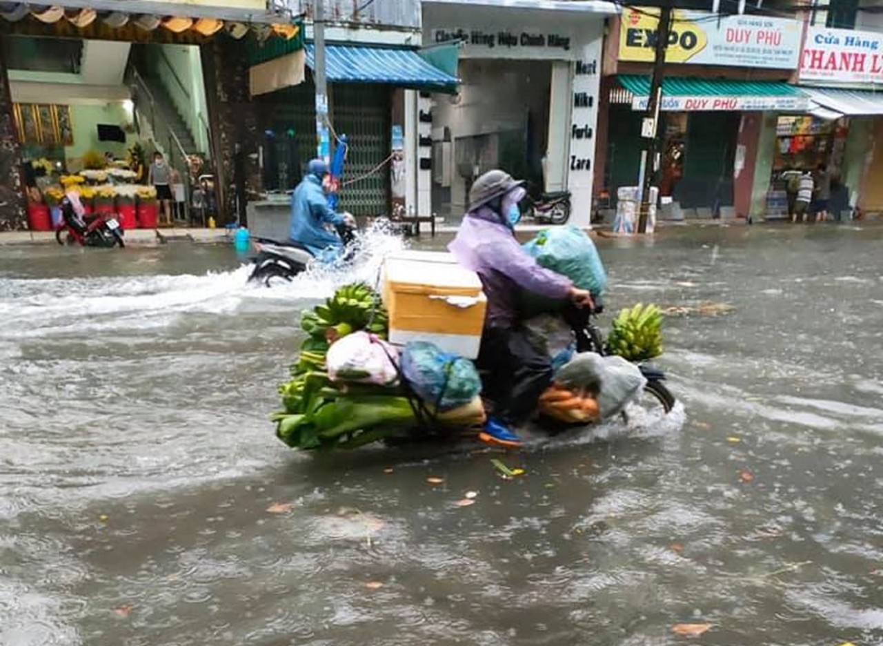 Hàng nghìn người dân ở Quảng Ngãi phải sơ tán khi nhà bị ngập sâu Hàng nghìn người dân ở Quảng Ngãi phải sơ tán khi nhà bị ngập sâu