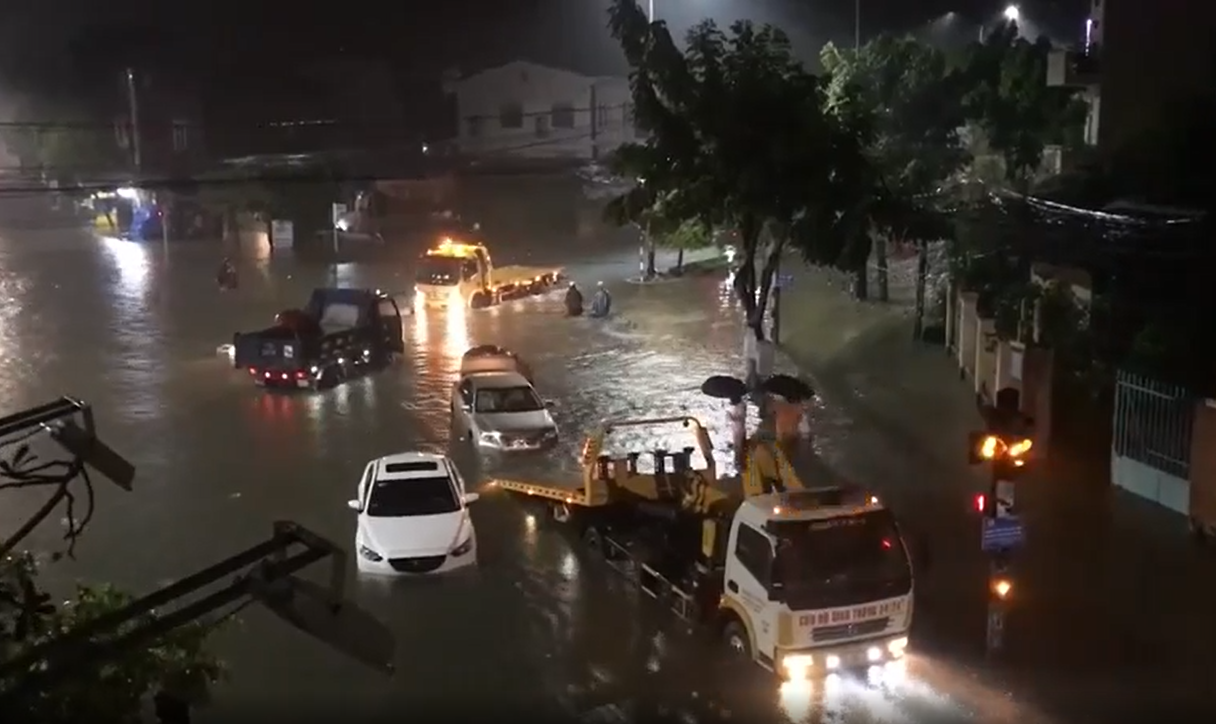 Hàng nghìn người dân ở Quảng Ngãi phải sơ tán khi nhà bị ngập sâu Hàng nghìn người dân ở Quảng Ngãi phải sơ tán khi nhà bị ngập sâu