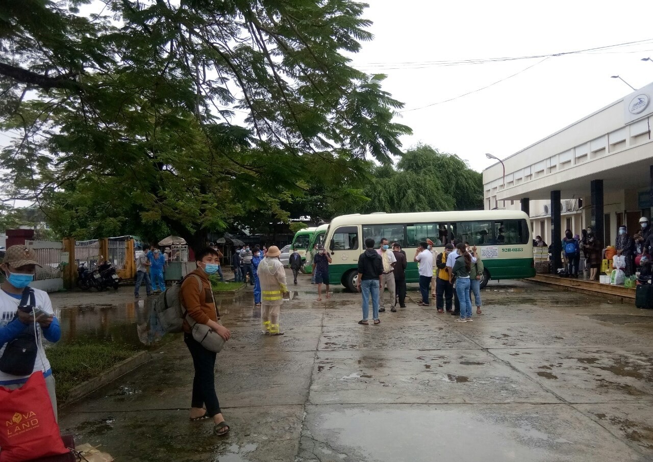 Mưa lũ ở miền Trung khiến đường sắt gián đoạn tạm thời Mưa lũ ở miền Trung khiến đường sắt gián đoạn tạm thời