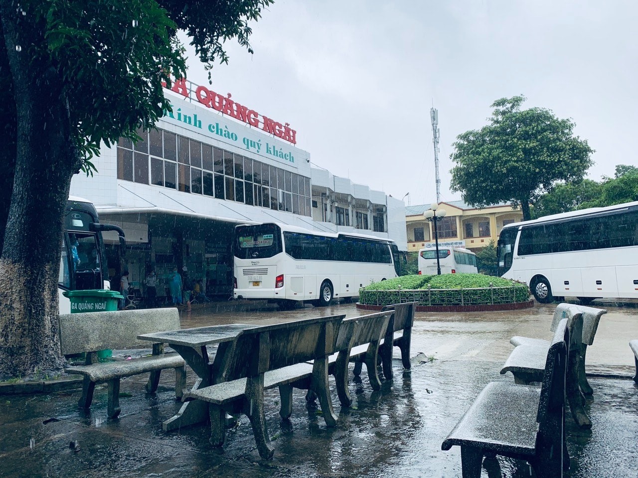 Mưa lũ ở miền Trung khiến đường sắt gián đoạn tạm thời Mưa lũ ở miền Trung khiến đường sắt gián đoạn tạm thời