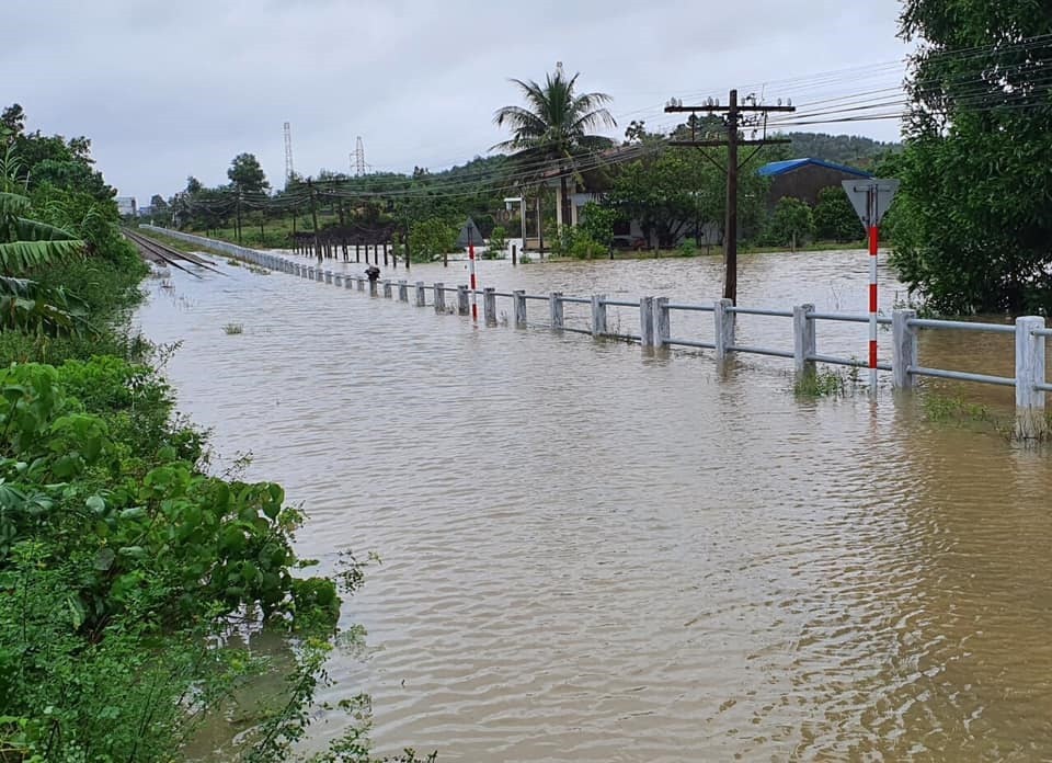 Mưa lũ ở miền Trung khiến đường sắt gián đoạn tạm thời Mưa lũ ở miền Trung khiến đường sắt gián đoạn tạm thời