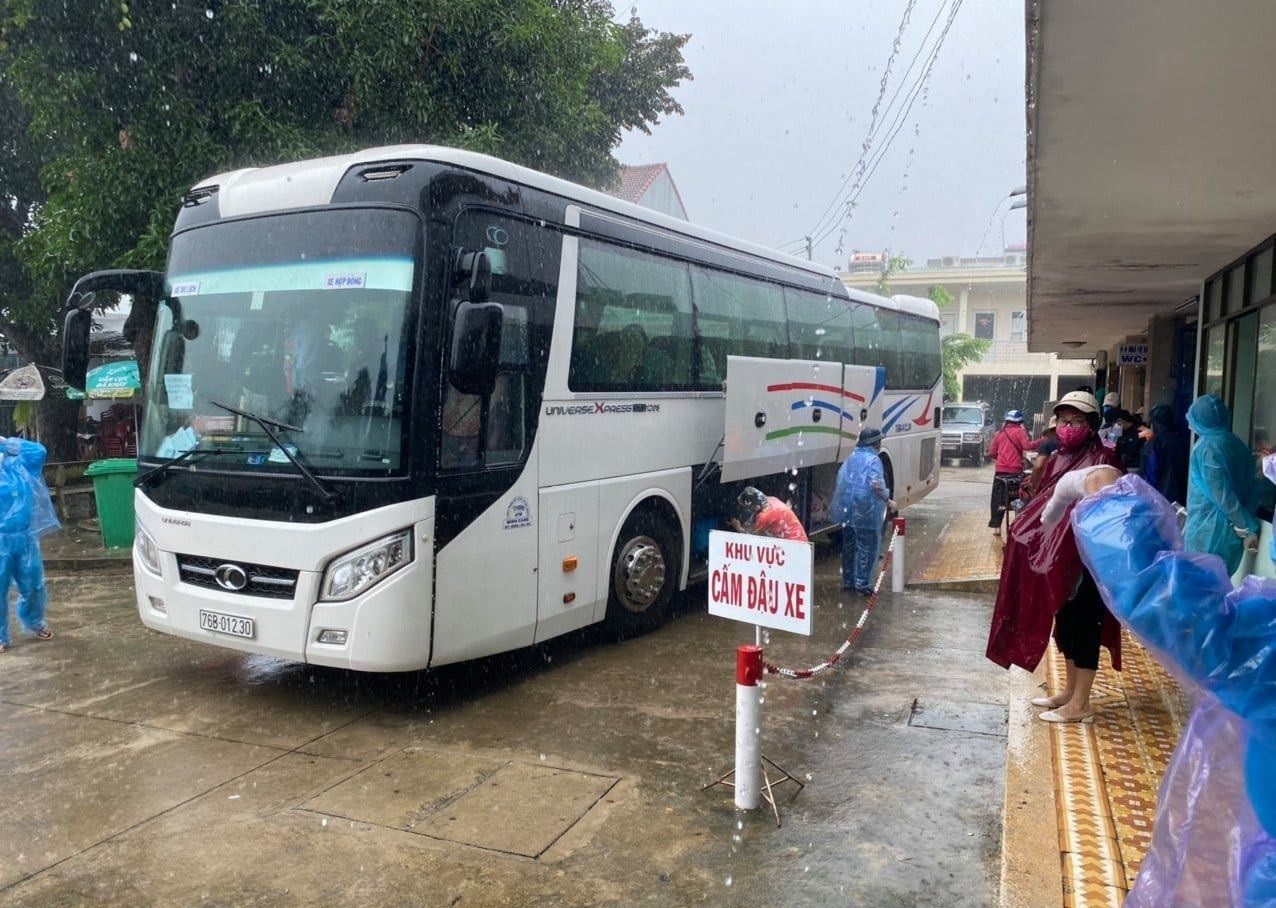 Mưa lũ ở miền Trung khiến đường sắt gián đoạn tạm thời Mưa lũ ở miền Trung khiến đường sắt gián đoạn tạm thời
