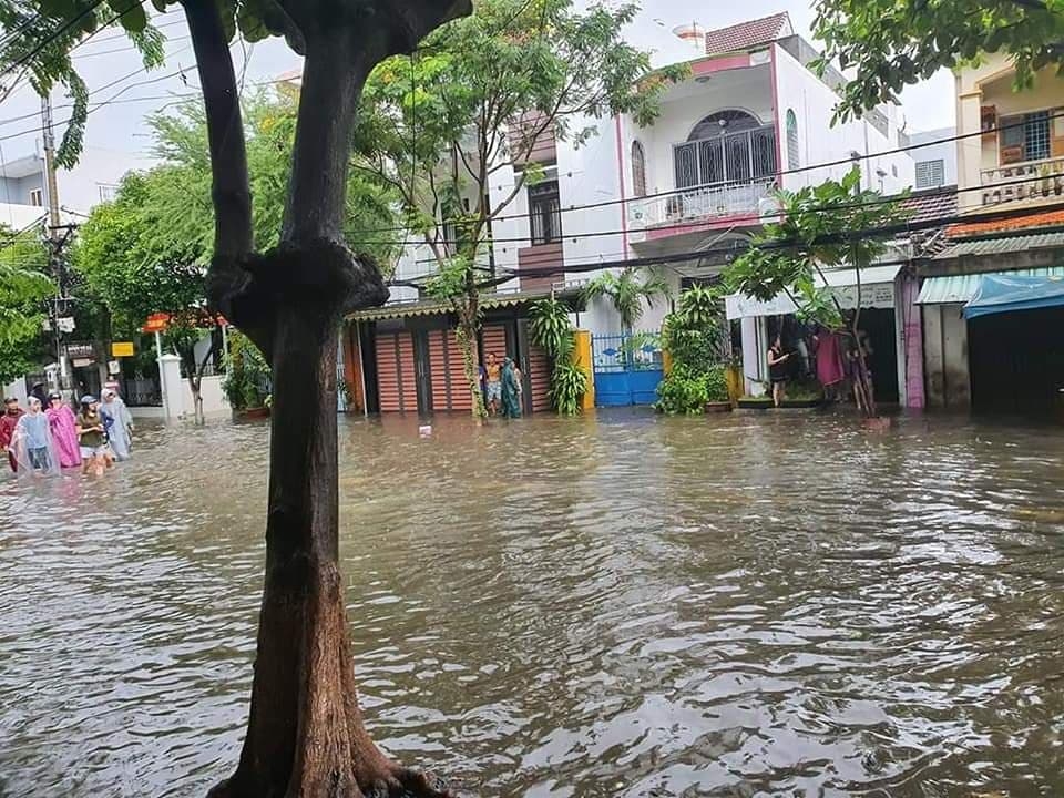Phố Đà Nẵng sáng cuối tuần bỗng hóa thành sông pho da nang sang cuoi tuan bong hoa thanh song
