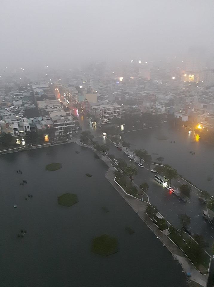 Phố Đà Nẵng sáng cuối tuần bỗng hóa thành sông pho da nang sang cuoi tuan bong hoa thanh song