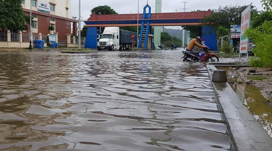 Phố Đà Nẵng sáng cuối tuần bỗng hóa thành sông pho da nang sang cuoi tuan bong hoa thanh song
