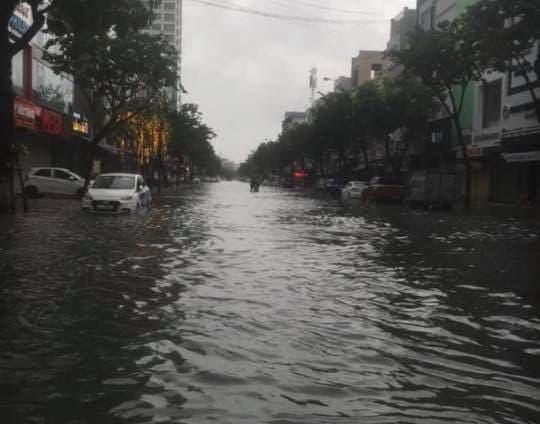 Phố Đà Nẵng sáng cuối tuần bỗng hóa thành sông pho da nang sang cuoi tuan bong hoa thanh song