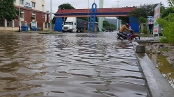 Phố Đà Nẵng sáng cuối tuần bỗng hóa thành sông