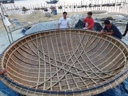 lang thung chai ven bien o quang nam voi ngon nghe ky cong