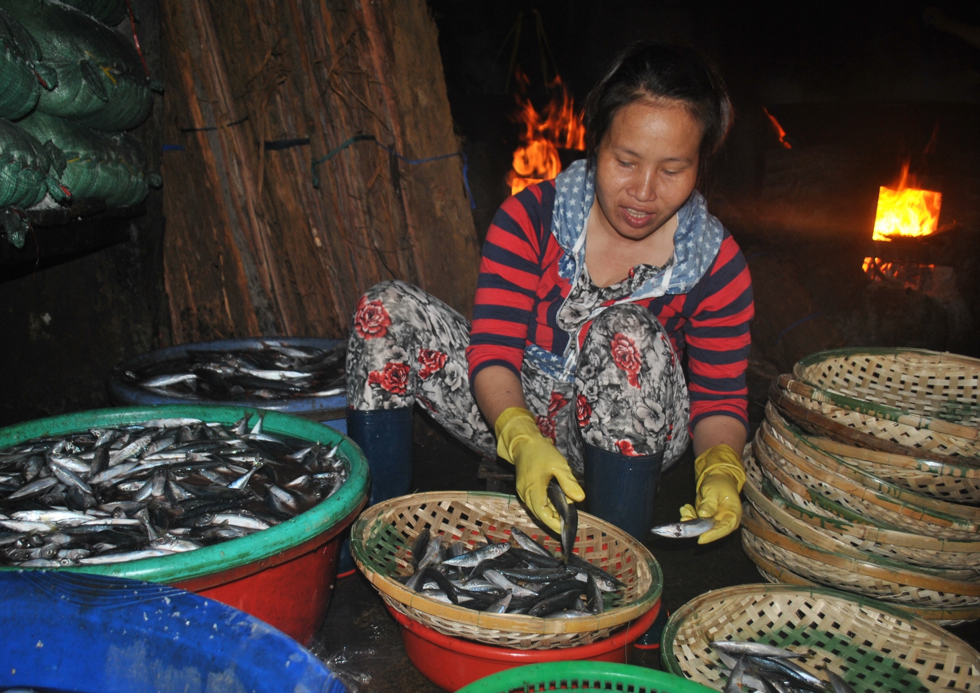 Long đong nghề "nặng mùi nhất" trong các nghề ở nơi cửa biển miền Trung long dong nghe nang mui nhat trong cac nghe o noi cua bien mien trung