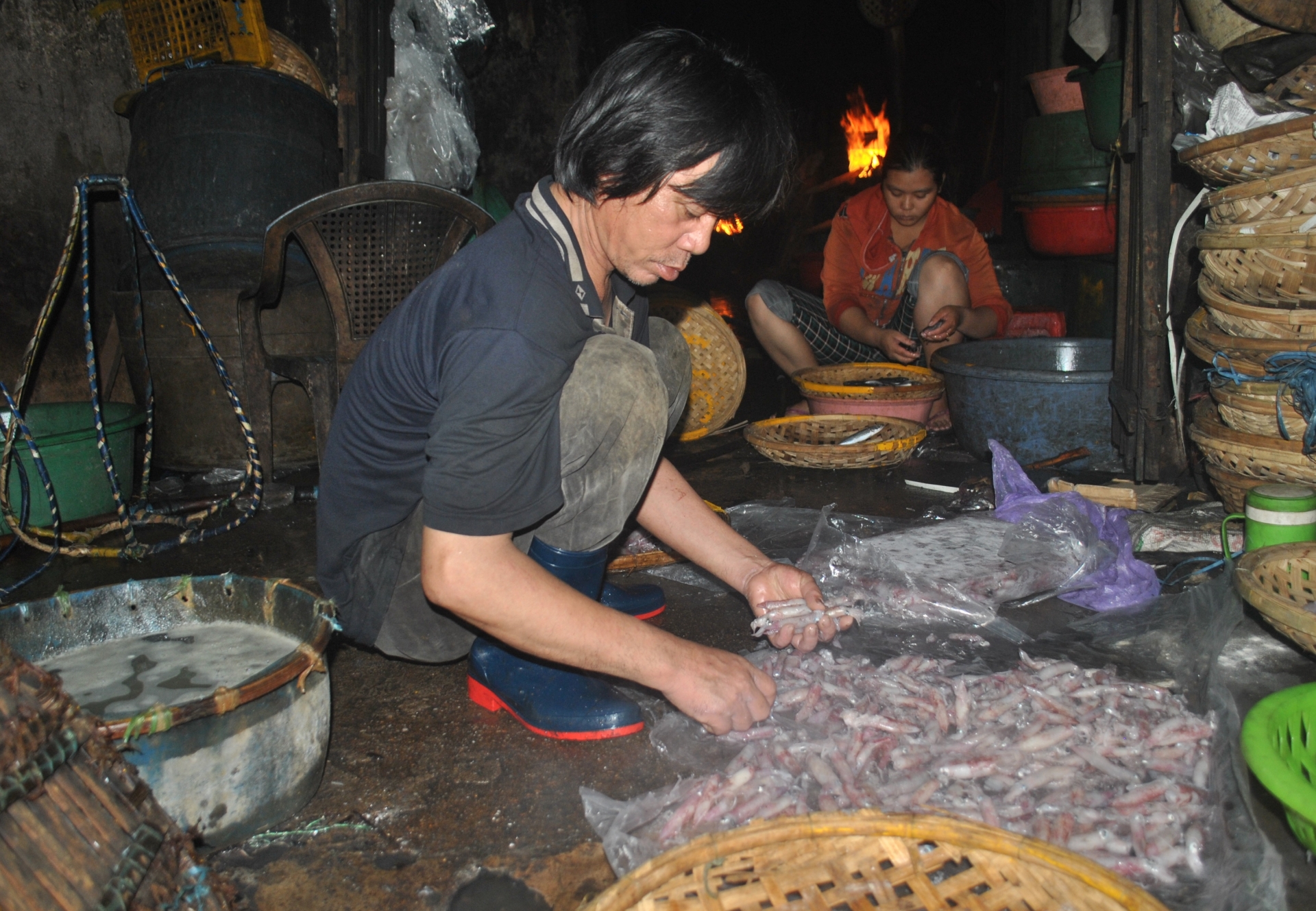 Long đong nghề "nặng mùi nhất" trong các nghề ở nơi cửa biển miền Trung long dong nghe nang mui nhat trong cac nghe o noi cua bien mien trung