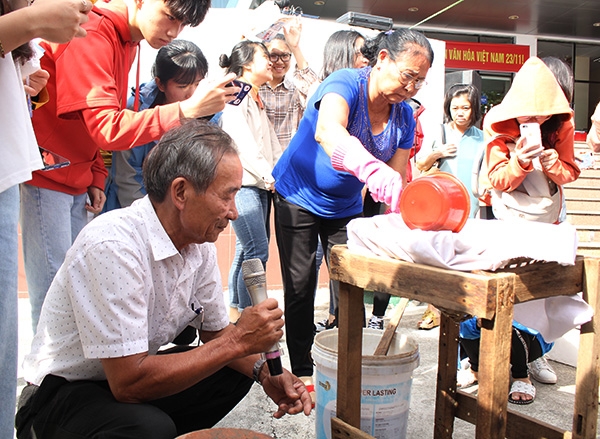 Làng nước mắm Nam Ô xây lại hy vọng từ người trẻ lang nuoc mam nam o xay lai hy vong tu nguoi tre